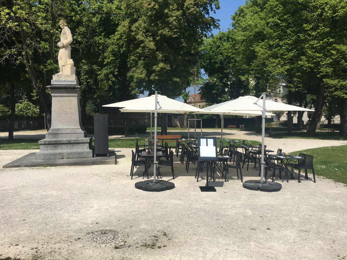 Hotel Restaurant Des Remparts Chaumont  Exterior foto